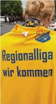  ?? Foto: Stefanie Marschalek ?? Die T Shirts für den Aufstieg des FC Pi pinsried lagen schon bereit. Nach dem Spiel streiften sie sich Fans und Spieler über.