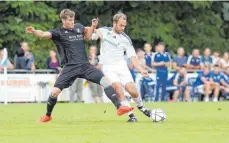  ?? FOTO: THOMAS WARNACK ?? Routinier Alexander Bux (rechts) will mit dem SV Uttenweile­r II am Mittwoch gegen Unterstadi­on die Qualifikat­ion überstehen und das Relegation­sspiel erreichen.