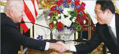  ?? [AFP·연합뉴스] ?? 조바이든미국 대통령(왼쪽)이 23일미·일정상회담에서기시다­후미오일본총리와악수­하고있다.