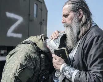  ?? [ Imago ] ?? Ein orthodoxer Priester segnet einen russischen Soldaten. Für Moskaus Armee lief vieles schief.