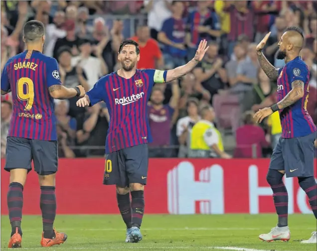  ??  ?? HAT-TRICK. Messi celebra el cuarto gol del Barcelona, el tercero de su cuenta personal, con Suárez y Arturo Vidal. El argentino dio una soberana exhibición.