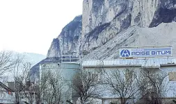  ??  ?? Nel mirino La cava del Gruppo Adige Bitumi di Mezzocoron­a