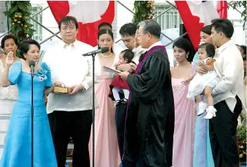  ?? SUNSTAR FOTOS /ALEX BADAYOS ?? WOMEN ON THE MOVE.
This bride (top foto) was on her way home when a photograph­er saw her last July 8, 2008. Four years before that, Gloria Arroyo (above, left) took her oath as the 14 president of the republic before Chief Justice Hilario Davide III,...