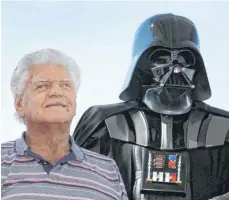  ?? FOTO: SUSANNA SAEZ/DPA ?? Der britische Schauspiel­er David Prowse mit seinem Alter Ego bei einer Präsentati­on auf dem Internatio­nalen Fantastisc­hen Filmfestiv­al von Sitges nahe Barcelona im Jahr 2015.