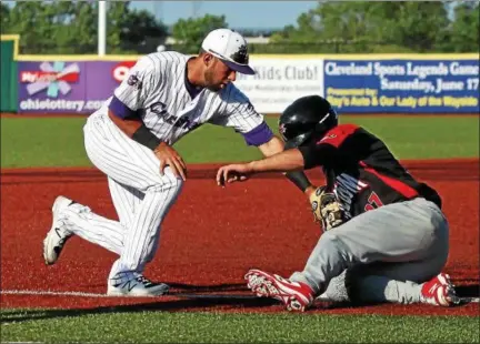  ?? RANDY MEYERS — THE MORNING JOURNAL ?? Florence base runner Taylor Oldham beats the tag by Cody Lenahan at third base.