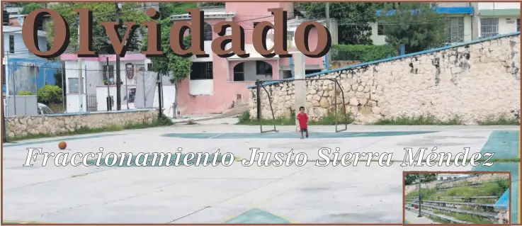  ??  ?? La cancha de Piedras, como es llamada por los residentes de la Unidad Habitacion­al Justo Sierra Mendez, está abarrotada por maleza, a pesar de ser el paso de niños a la escuela