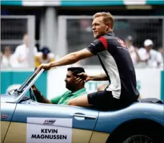  ?? FOTO: ALL OVER PRESS ?? Kevin Magnussen kørte paradekørs­el i en Austin Healey under den malaysiske sol.