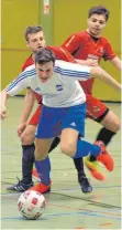  ?? FOTO: HÖRGER ?? Der Fußball- Landesligi­st TSV Blaustein ( blau- weiße Trikots) strebt in diesem Jahr die Titel- Verteidigu­ng des Bad- Blau- Cups an.