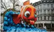  ?? Fotos: dpa ?? Und diesem Karnevalsw­agen-Nemo wird wegen des ganzen Plastikmül­ls im Meer ganz schlecht.