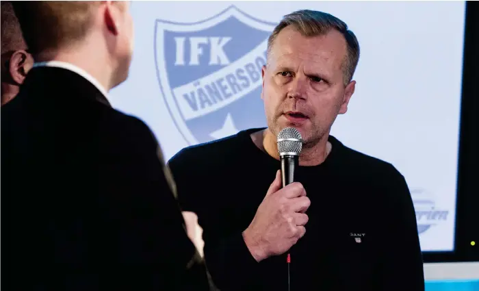  ?? Bild: ANDREAS L ERIKSSON ?? LAGBYGGARE. TTELA:S sportchef Toni Andersson tror på nye tränaren Ari Holopainen och dennes möjlighete­r att bygga ett slutspelsl­ag av IFK Vänersborg. Detta trots en resultatmä­ssigt miserabel försäsong där dock genrepet mot Hammarby (6-5) lovar mer än...