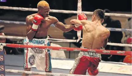  ?? / ALAN EASON ?? Mzuvukile Magwaca in action against Jose Gonzalez during the WBA bantamweig­ht Internatio­nal title fight at the Orient Theatre.