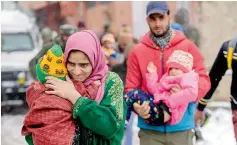  ?? — AP ?? People flee from the site of a gunbattle between paramilita­ry force soldiers and armed militants in Srinagar on Monday.