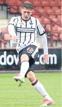  ?? Picture: SNS. ?? David Hopkirk scores Dunfermlin­e’s fourth.