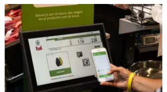  ?? FOTO FRED DEBROCK ?? Spar toont eerste toepassing “kassaloos” winkelen, waarbij enkel een smartphone nodig is om te scannen en automatisc­h te betalen.