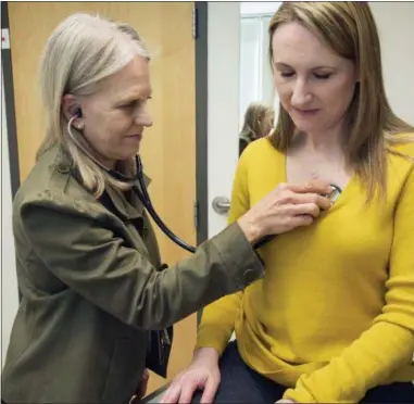  ?? CLARE MCLEAN — UW MEDICINE VIA AP ?? Dr. Linda Vorvick examines Heather VanDusen at the UW Medicine Neighborho­od Smokey Point clinic in Arlington, Wash. When emergency tests showed the telltale right-sided pain in VanDusen’s abdomen was appendicit­is, she figured she’d be quickly wheeled into surgery. But doctors offered her the option of antibiotic­s instead.