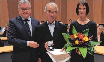  ?? FOTO: MICHAEL HÄUSSLER ?? Guido Wolf (CDU, links) hat Dr. Frieder Böhme im Tuttlinger Landratsam­t die Staufermed­aille verliehen. Seine Frau, Petra Schmidt-Böhme, erhielt die Medaille bereits 2014.