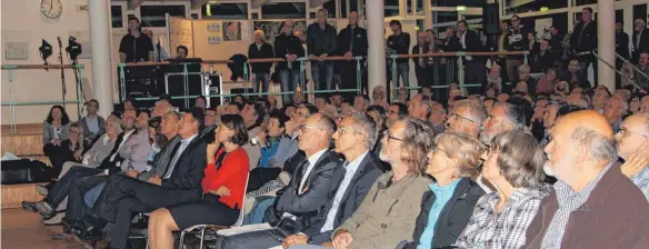  ?? FOTO: RWE ?? Selbst die erste Reihe ist voll besetzt: Den B 30-Infoabend verfolgen in Brochenzel­ls Halle etwa 550 Besucher, und für manche bleibt nur ein Stehplatz.