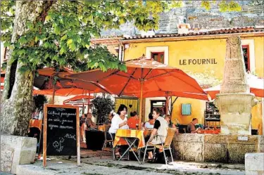  ?? STEVE SMITH/“RICK STEVES’ EUROPE” PHOTO ?? Splurging at a French restaurant often includes dining leisurely — very leisurely — at an outdoor table.