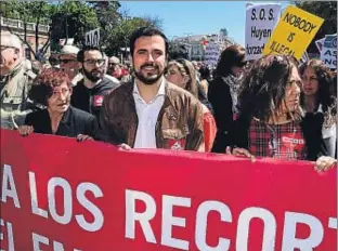  ?? PIERRE-PHILIPPE MARCOU / AFP ?? Alberto Garzón, en la manifestac­ión del Primero de Mayo en Madrid