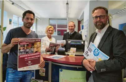  ?? Foto: Nadja Rathgeber, Stadt Königsbrun­n ?? Stadtrat Christian Kunzi, Kulturbüro Leiterin Ursula Off Melcher, Königsbrun­ns 1. Bürgermeis­ter Franz Feigl und Andreas Heinz vom AZ Ticketser vice (von links).