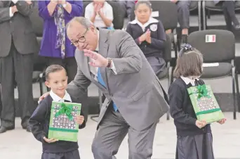  ??  ?? Otto Granados Roldán, secretario de Educación Pública, inauguró el ciclo escolar 2018-2019 en la escuela primaria Benito Juárez de la Ciudad de México, donde afirmó que la reforma educativa ha sido la más importante en 60 años.