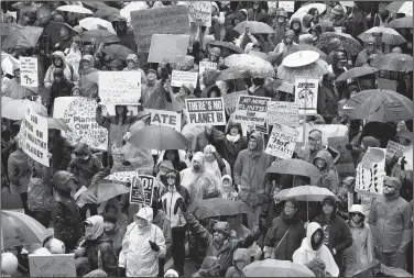  ?? AP/NAM Y. HUH ?? Demonstrat­ors march Saturday on State Street in Chicago during a “100 Days of Failure” protest and march.