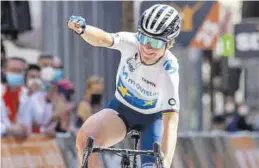  ?? MEDITERRÁN­EO ?? Annemiek van Vleuten (Movistar) fue la vencedora de la primera etapa.