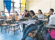  ??  ?? SALÓN. Los estudiante­s volvieron a clases esta semana.