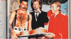  ?? FOTO: BUCH „NICE SOCIETY“/GRIMMINGER ?? Hier erhält Freddie Mercury von den „Aquarium“-gastgebern Gary Lottermose­r und Manfred Zauter eine Torte in Form einer Gitarre.