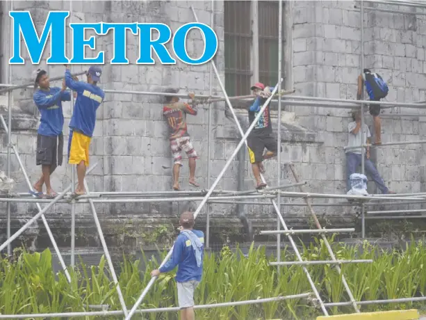  ?? JOSELITO VILLASIS/PN ?? HELPING HANDS. Workers install metal scaffoldin­gs in front of the St. Anne Parish church in Molo, Iloilo City. The famous “feminist” Catholic church is undergoing renovation­s.