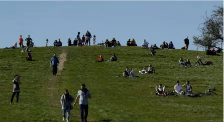  ?? AP ?? Las personas asistentes al parque Primrose Hill, en Londres, mantenían la distancia social ayer.