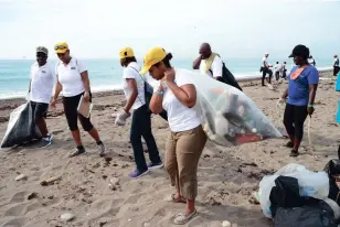  ?? IAN ALLEN/ PHOTOGRAPH­ER ?? Some of the hundreds of volunteers who turned out last Saturday morning to help rid the Palisadoes Beach of debris.