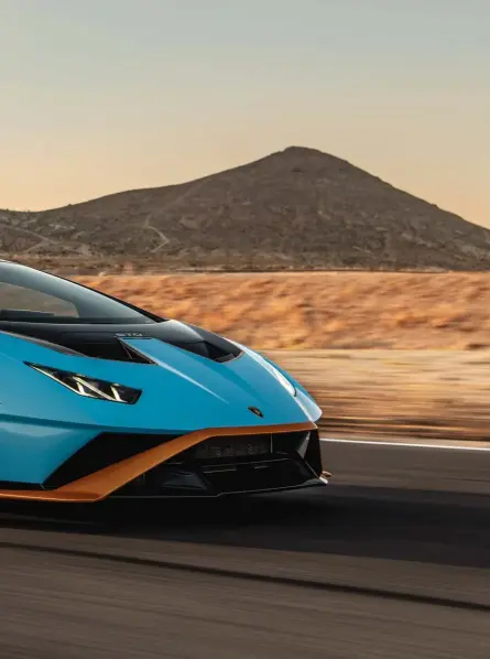  ?? ?? Lamborghin­i’s 640 hp Huracán STO shows off its motorsport pedigree at Willow Springs Internatio­nal Raceway.