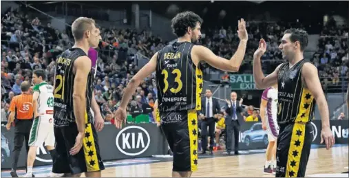  ??  ?? MUY SÓLIDOS. Javier Beirán (10 puntos y 7 rebotes) celebra una acción ante el Unicaja con su compañero Ferrán Bassas.