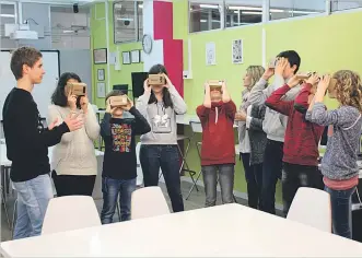  ?? INS VALLVERDÚ ?? Los alumnos del instituto utilizan las gafas de realidad virtual