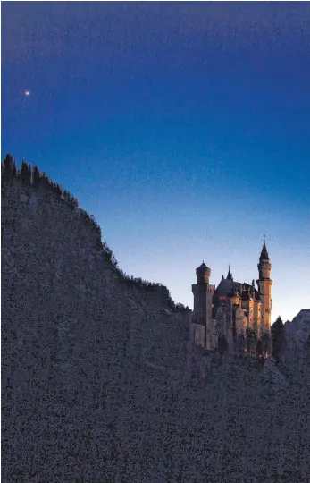  ?? FOTO: DPA ?? Das Schloss Neuschwans­tein bei Füssen ist in die Jahre gekommen. Überdies war in der Vergangenh­eit die Rede von einem „ganz üblen Betriebskl­ima“.