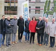  ??  ?? Unterm Richtkranz: Ärztlicher Direktor Ralph Marggraf (l.) freut sich mit Dorothee Enbergs (Kaufmännis­che Direktorin) und LVR-Dezernent Detlef Althoff (r.).