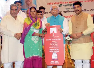  ??  ?? FUELLING CHANGE CM Manohar Lal Khattar ( centre) gives away free cooking gas connection­s to the poor