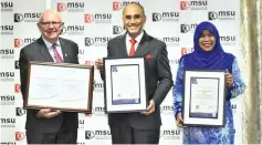  ??  ?? (From left) Dimmock, Mohd Shukri and MSU vice-chancellor Prof Datuk Dr Junainah Abd Hamid show the award certificat­es to the camera.