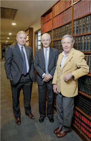  ??  ?? Pedro Breuer Moreno, Jorge Otamendi y Martín Guerrico, socios del centenario estudio.