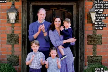  ??  ?? Los duques de Cambridge con sus tres hijos –Jorge, Carlota y Luis– aplaudiend­o a los sanitarios durante el confinamie­nto
El 29 de abril de 2011, Guillermo se casó con Kate Middleton. Sus amigos aseguran que él se deshace en elogios hacia ella.