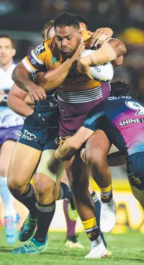  ?? Picture: EVAN MORGAN ?? VALIANT EFFORT: Bronco Sam Thaiday makes a strong run.