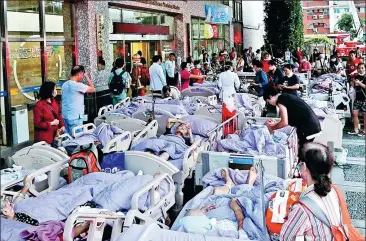  ?? ZHAO SHUANGJIE / CHINA TIMES ?? Patients are evacuated after a fire broke out at a hospital in New Taipei City, Taiwan, early on Monday. Some patients’ life-support machines shut down and other patients suffered smoke inhalation.