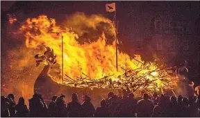  ??  ?? Le Up Helly Aa est une tradition vieille de 140 ans dans les Shetland.