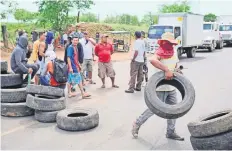  ??  ?? Manifestan­tes con los rostros tapados bloquearon una carretera en Nagarote, como parte de las protestas en contra del régimen de Daniel Ortega.