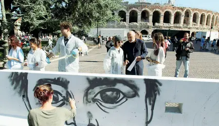  ?? (Sartori) ?? Sul cemento Gli studenti del liceo Nani Boccioni ieri mattina all’opera per rendere meno brutte le barriere anti-terrorismo