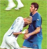  ?? ?? Frankreich­s Zinédine Zidane sah für den Kopfstoß gegen Italiens Marco Materazzi 2006 Rot.