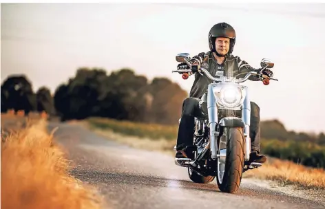  ?? FOTOS: ANDREAS ENDERMANN ?? Thomas Reisener testet eine Harley-Davidson. Natürlich eine Fat Boy - das breitbeini­gste Modell aus der Eisenschmi­ede in Milwaukee.