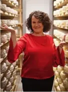  ?? ?? Emanuela Perenzin, 59 anni, è titolare della Latteria Perenzin a San Pietro di Feletto (Treviso), un caseificio artigianal­e fondato dal bisnonno e vincitore di due medaglie d’oro al World Cheese Awards 2023 e al Mondial du Fromage in Francia. Vicepresid­ente della Guilde Internatio­nale des Fromagers, è diventata una dei sette italiani a vantare il titolo di Maître fromager. È anche maestra assaggiatr­ice dell’onaf (Organizzaz­ione nazionale degli assaggiato­ri di formaggio). Ragioniera, da 40 anni lavora in azienda. Ha iniziato aiutando la mamma nel negozio del caseificio. Oggi al suo fianco ci sono 20 dipendenti e i due figli Matteo, esperto di produzione, ed Erika, che segue la Bottega & Cheese Bar.