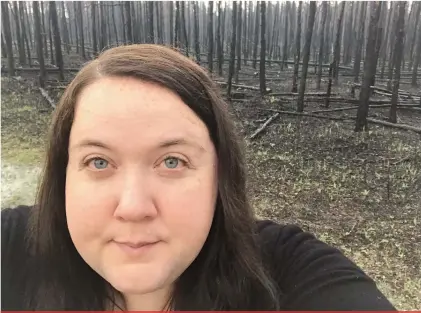  ??  ?? Mélanie Parent, en auto-portrait dans la forêt incendiée, tout près de Badger.